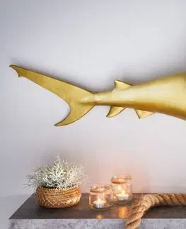 Různé Estila Moderní nástěnná dekorace žralok Perry ve zlaté barvě z kovu 105cm