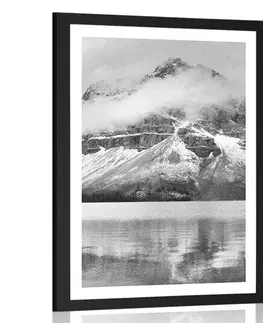 Černobílé Plakát s paspartou jezero poblíž nádherné hory v černobílém provedení