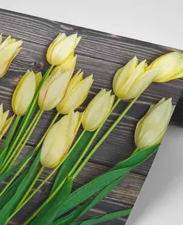 Tapety květiny Fototapeta žluté tulipány na dřevěném podkladu