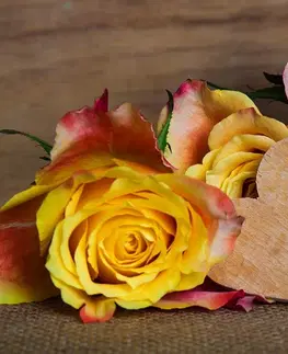 Samolepící tapety Samolepící fototapeta valentýnské žluté růže
