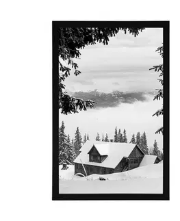Černobílé Plakát dřevěný domeček při zasněžených borovicích v černobílém provedení