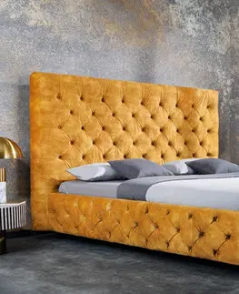 Luxusní a stylové postele Estila Moderní manželská postel Kreon se sametovým potahem žluté barvy s chesterfield prošíváním 160x200cm
