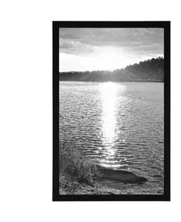 Černobílé Plakát západ slunce nad jezerem v černobílém provedení