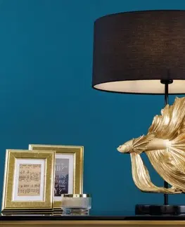 Designové a luxusní noční lampy do ložnice Estila Designová art deco stolní lampa Sidoria se zlatou podstavou ve tvaru ryby a černým stínítkem 65cm