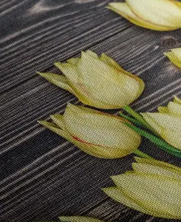 Obrazy květů Obraz očarující žluté tulipány na dřevěném podkladě