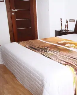 Přehozy na postel 3D s barevným potiskem Přehoz na postel bílé barvy s motivem hnědých květů