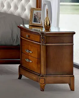Designové a luxusní noční stolky Estila Klasický noční stolek Carpessio z masivu se třemi šuplíky a zdobením intarzie na vyřezávaných nožičkách 70cm