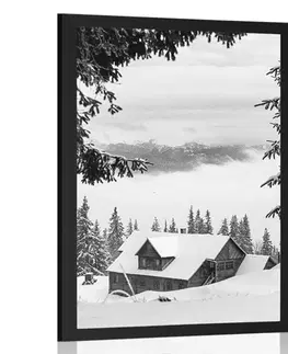 Černobílé Plakát dřevěný domeček při zasněžených borovicích v černobílém provedení