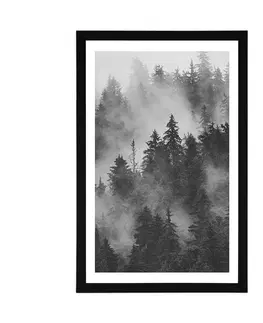 Příroda Plakát s paspartou hory v mlze v černobílém provedení