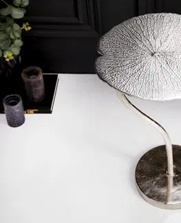 Luxusní a designové příruční stolky Estila Art-deco stylový příruční stolek Zapalota z kovu ve tvaru listu ve stříbrné barvě 40cm
