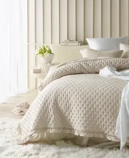 Jednobarevné přehozy na postel Měkký krémový přehoz Molly s volánem 170 x 210 cm