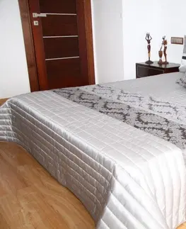 Luxusní přehozy na postel Přehoz na postel stříbrné barvy s prošívaným vzorem