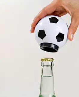 Pomocníci do kuchyně Otvírák lahví "Fotbalový míč"