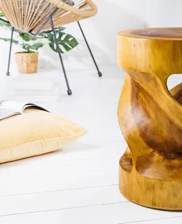 Luxusní a designové příruční stolky Estila Designový kulatý příruční stolek Salian z masivního dřeva ve světle hnědé lakované barvě v atypickém tvaru 45 cm