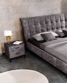 Luxusní a stylové postele Estila Designová manželská postel Velouria se sametovým čalouněním ve stylu Chesterfield tmavě šedá 180 cm
