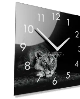 Nástěnné hodiny Dekorační černobílé skleněné hodiny 30 cm s motivem lvice