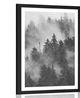Příroda Plakát s paspartou hory v mlze v černobílém provedení