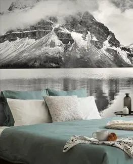 Samolepící tapety Samolepící fototapeta jezero poblíž hory v černobílém
