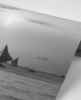 Samolepící tapety Samolepící fototapeta západ slunce na moři v černobílém provedení