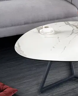 Designové a luxusní konferenční stolky Estila Moderní trojúhelníkový konferenční stolek Ceramia s vrchní deskou s designem bílého mramoru a třemi černými nožičkami 90 cm