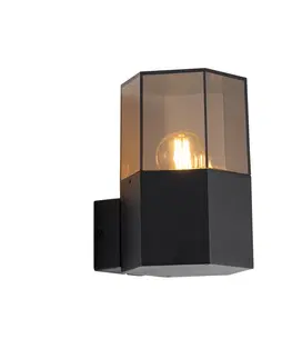 Venkovni nastenne svetlo Venkovní nástěnné svítidlo černé s kouřovým sklem šestiúhelníkové IP44 - Dánsko
