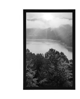 Černobílé Plakát řeka uprostřed lesa v černobílém provedení