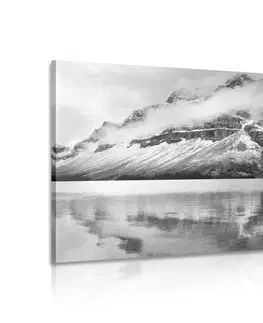 Černobílé obrazy Obraz jezero poblíž nádherné hory v černobílém provedení