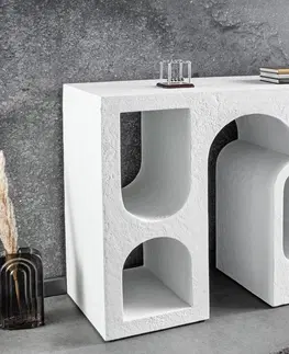 Designové a luxusní konzolové stolky Estila Designový art deco betonový konzolový stolek Gerin s geometrickým zdobením v bílé barvě 120 cm
