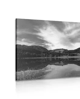 Černobílé obrazy Obraz jezero pod kopci v černobílém provedení
