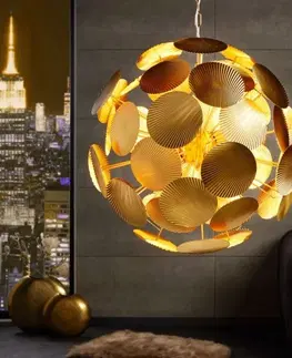 Luxusní designové závěsné lampy Estila Designová závěsná lampa Globe kulatého tvaru z kovových plíšků zlaté barvy 63cm