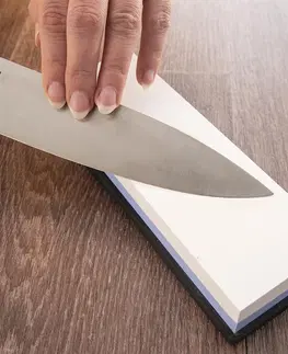 Kuchyňské nože Brusný kámen korund s podložkou a úchytem na nože