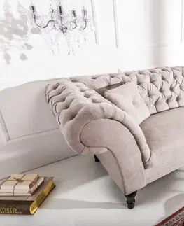 Luxusní a designové sedačky Estila Chesterfield šedá sametová pohovka Contessa nožičkami 230cm