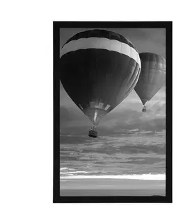 Černobílé Plakát přelet balónů nad horami v černobílém provedení