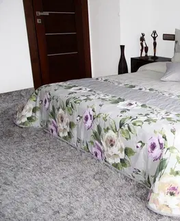 Luxusní přehozy na postel Šedě krémový přehoz na postel s růžemi