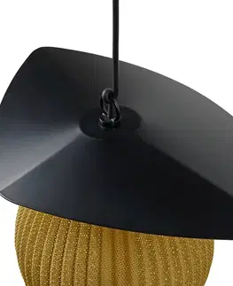 Venkovní designová světla GUBI Venkovní závěsné svítidlo GUBI Satellite, 57x36 cm, černá/hořčicově zlatá