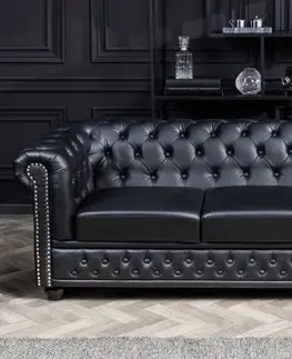 Luxusní a designové sedačky Estila Kožená sedačka Chesterfield v černém provedení se stříbrným kovovým zdobením 205cm