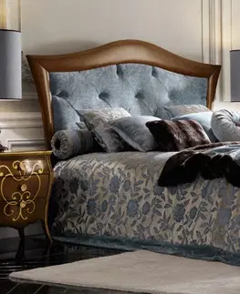 Luxusní a stylové postele Estila Klasická manželská postel Benin s rámem z masivního dřeva as prošívaným čalouněným čelem 160-180x200cm