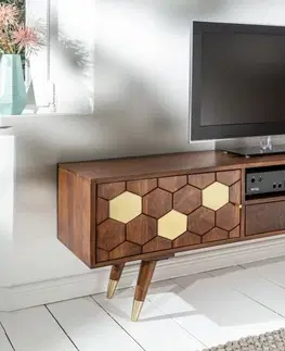 Luxusní a designové televizní stolky Estila Masivní TV stolek Roslin z akáciového dřeva s organickým designem a zlatými prvky 140cm