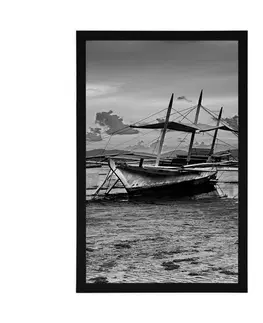 Černobílé Plakát loďky při západu slunce v černobílém provedení