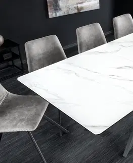 Designové a luxusní jídelní stoly Estila Industriální obdélníkový rozkládací jídelní stůl Tramontana s černými zkříženými nožičkami bílou mramorovou deskou 160 cm