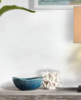 Designové a luxusní noční lampy do ložnice Estila Stolní lampa Ralyn ve venkovském stylu se stínítkem v béžové barvě s dekoračním prvkem z teakového dřeva 57 cm