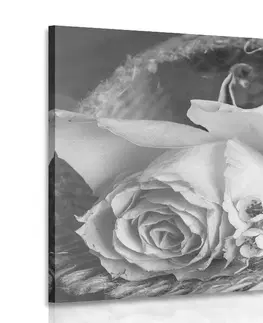 Černobílé obrazy Obraz růže a srdíčko v jutě v černobílém provedení