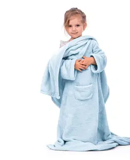 Přikrývky Dětská deka s rukávy DecoKing Lazy světle modrá, velikost 90x105