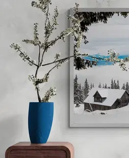 Příroda Plakát dřevěný domeček při zasněžených borovicích