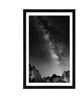 Černobílé Plakát s paspartou hvězdná obloha nad skalami v černobílém provedení