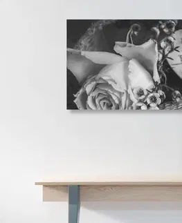 Černobílé obrazy Obraz růže a srdíčko ve vintage černobílém provedení