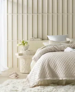 Jednobarevné přehozy na postel Měkký krémový přehoz Molly s volánem 170 x 210 cm