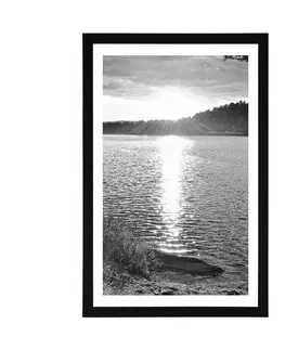Příroda Plakát s paspartou západ slunce nad jezerem v černobílém provedení