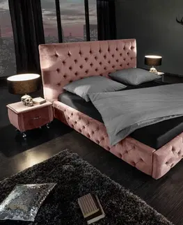 Luxusní a stylové postele Estila Chesterfield růžová čalouněná postel Kreon III se sametovým potahem a vysokým čelem