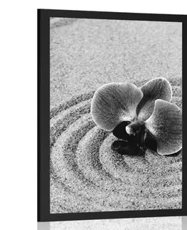 Černobílé Plakát písečná Zen zahrada s orchidejí v černobílém provedení